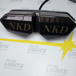 Set Stop NKD 3 RGB con luces dinámicas, color negro brillante, acabado mate y detalles dorados, diseñado para aumentar visibilidad nocturna en motos.