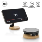 Soporte celular Magmount Eco con base de bambú y base magnética negra, mostrando dispositivo móvil en posición vertical para reproducción de video.