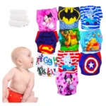 Set de pañales de tela ajustables para bebé con diseños de superhéroes, personajes infantiles y estampados coloridos, acompañados de tres pañales blancos enrollados.