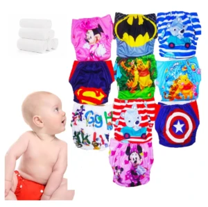 Set de pañales de tela ajustables para bebé con diseños de superhéroes, personajes infantiles y estampados coloridos, acompañados de tres pañales blancos enrollados.