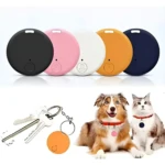 Rastreador GPS Bluetooth 5.0 en cinco colores: negro, rosa, blanco, naranja y azul marino. Se muestra con llaves y colgante para mascotas.