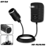Adaptador de pared a puerto de auto 12V 2A, color negro, con cable enrollado y enchufe tipo americano. Incluye vista del conector y toma.