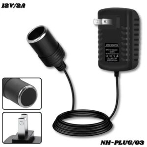 Adaptador de pared a puerto de auto 12V 2A, color negro, con cable enrollado y enchufe tipo americano. Incluye vista del conector y toma.