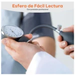 Tensiómetro manual con esfera de fácil lectura, manguito negro y bomba de goma, en uso sobre brazo de paciente.