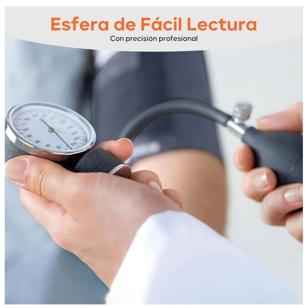 Tensiómetro manual con esfera de fácil lectura, manguito negro y bomba de goma, en uso sobre brazo de paciente.