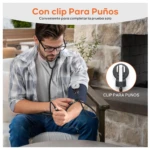 Hombre usando tensiómetro manual con estetoscopio, brazo con manguito azul y clip para puños destacado en círculo.
