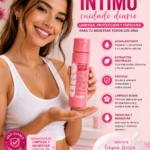 Jabón líquido íntimo en presentación rosa de 250 ml, con mujer sonriente sosteniendo el envase. Etiqueta indica pH balanceado, extractos naturales y protección diaria.