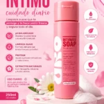 Jabón líquido íntimo Uro en presentación de 250 ml, color rosa con etiqueta blanca y detalles florales, acompañado de flores y pétalos sobre fondo claro.