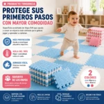 Tapete modular EVA acolchado en azul y blanco, con piezas interconectables y diseño de rombos. Un bebé camina sobre él en un ambiente infantil, rodeado de bloques apilados. Ideal para zonas de juego y primeros pasos.