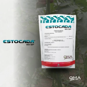 Bolsa de insecticida sistémico Estocada 90 SP, con metomilo, para arroz, tomate y rosas. Presentación en bolsa blanca con detalles en verde y rojo, sobre fondo de cultivo.