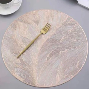 Placemat circular en tono beige con diseño orgánico de líneas finas, textura mate y acabado elegante. Incluye tenedor dorado sobre la superficie. Ideal para proteger mesas y complementar tu vajilla.