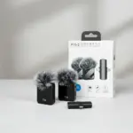 Pack de micrófono inalámbrico F15-2 con dos transmisores negros, pelusa gris y receptor, junto a su caja blanca con ilustraciones.