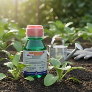 Botella verde con tapa rosada de cipermetrina 200 EC, rodeada de plantas jóvenes en tierra, junto a regadera metálica y guante blanco, en entorno de cultivo al aire libre.