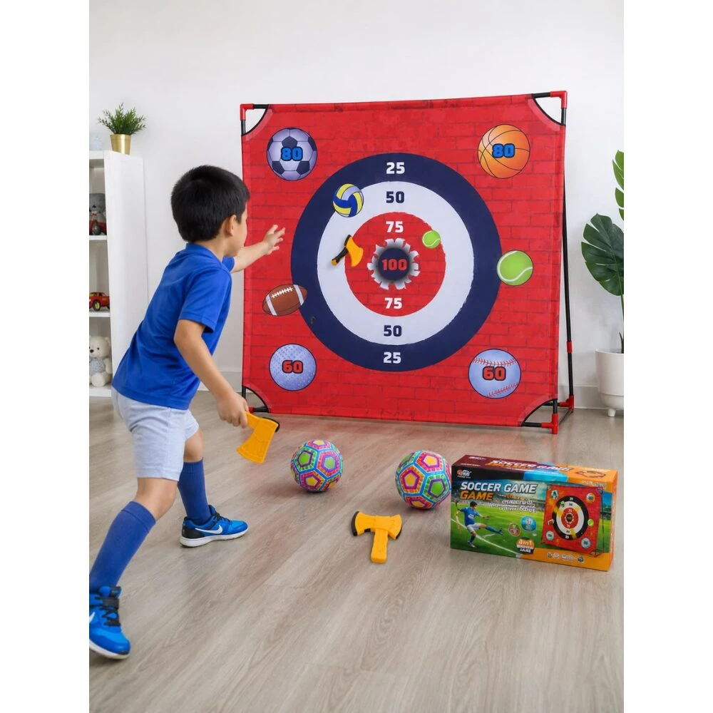 Niño en acción lanzando pelotas de fútbol, baloncesto y voleibol hacia diana roja con anillos numerados de 25 a 100, junto a caja del juego y accesorios amarillos sobre piso de madera.