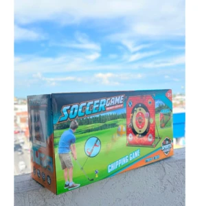 Caja del kit deportivo de puntería 4 en 1 para niños, mostrando el juego de chipping de fútbol con diana y jugador en acción, sobre balcón con cielo azul.
