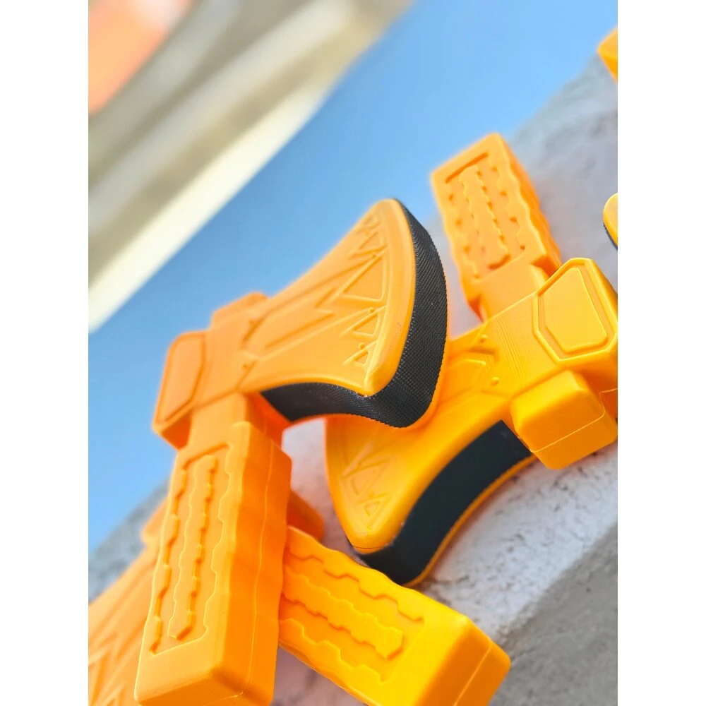 Kit deportivo de puntería para niños en color naranja, con detalles en negro y texturas antideslizantes, diseñado para entrenar coordinación motora y concentración.