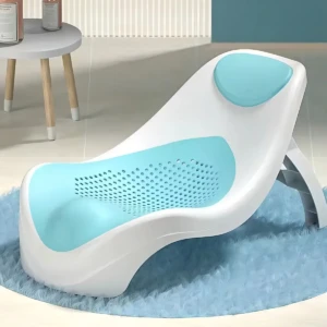 Asiento ergonómico plegable blanco y azul para tina, con superficie antideslizante y diseño acolchado para bebés.
