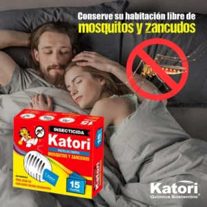 Caja roja de insecticida Katori con 15 pastillas termo-evaporables, sobre cama donde duermen una pareja; incluye de mosquito tachado y logo de marca.