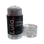 Barra facial de limpieza de la marca Lula, con tapa transparente y etiqueta negra que muestra el nombre del producto y su función.
