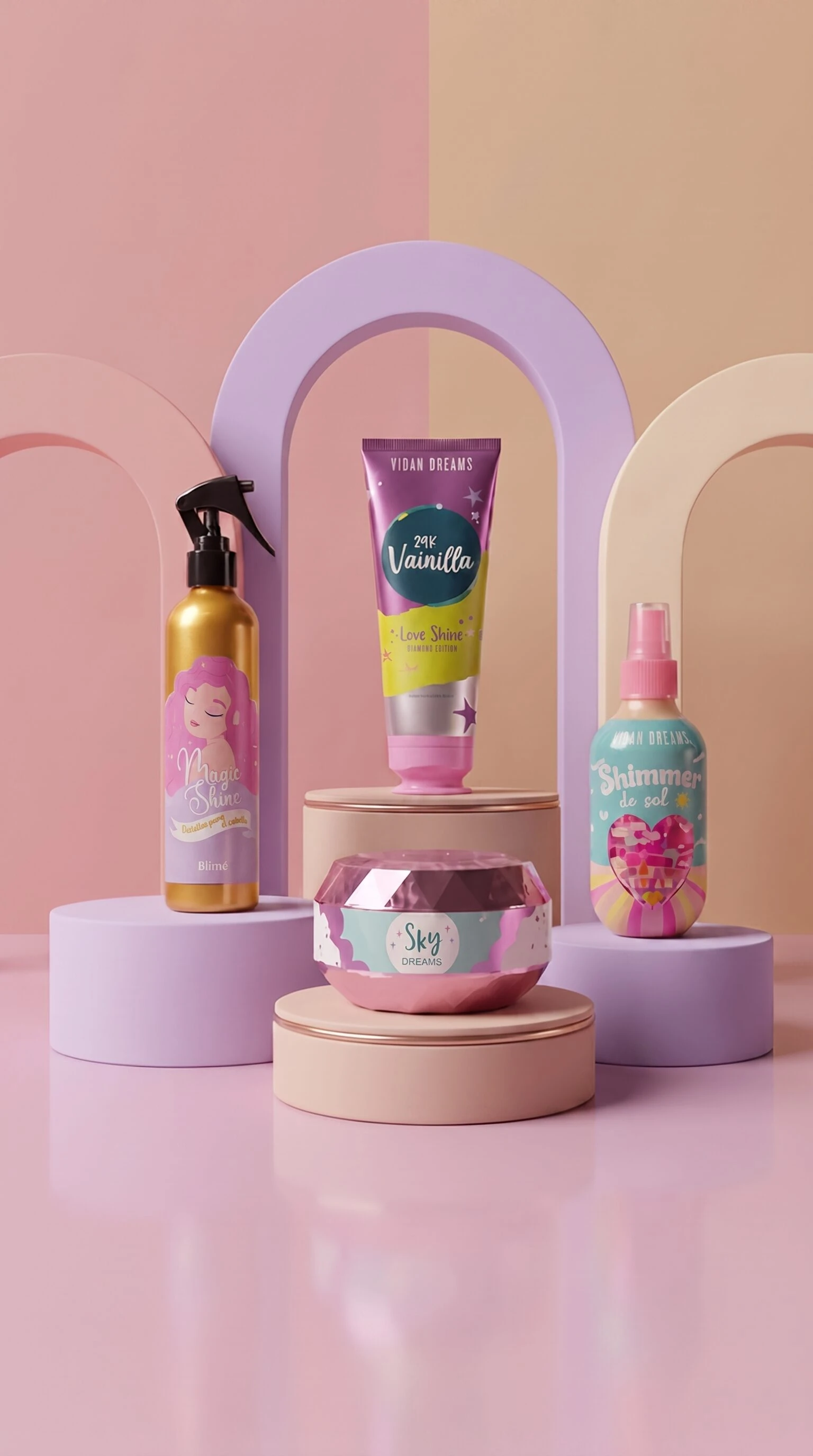 Kit de cuidado de la piel con cuatro productos: spray dorado, crema en tubo, jarra rosa y spray azul, sobre pedestales pastel frente a fondo dividido en tonos rosa y beige.
