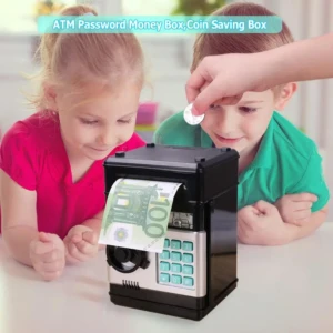 Caja fuerte educativa para niños en negro con teclado numérico, dispensador de billetes y ranura para monedas; dos niños observan mientras se introduce una moneda.