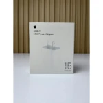 Caja blanca del adaptador USB-C de 35W de Apple, con logo visible y especificaciones técnicas en la parte frontal.