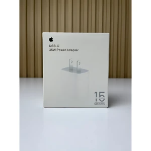 Caja blanca del adaptador USB-C de 35W de Apple, con logo visible y especificaciones técnicas en la parte frontal.