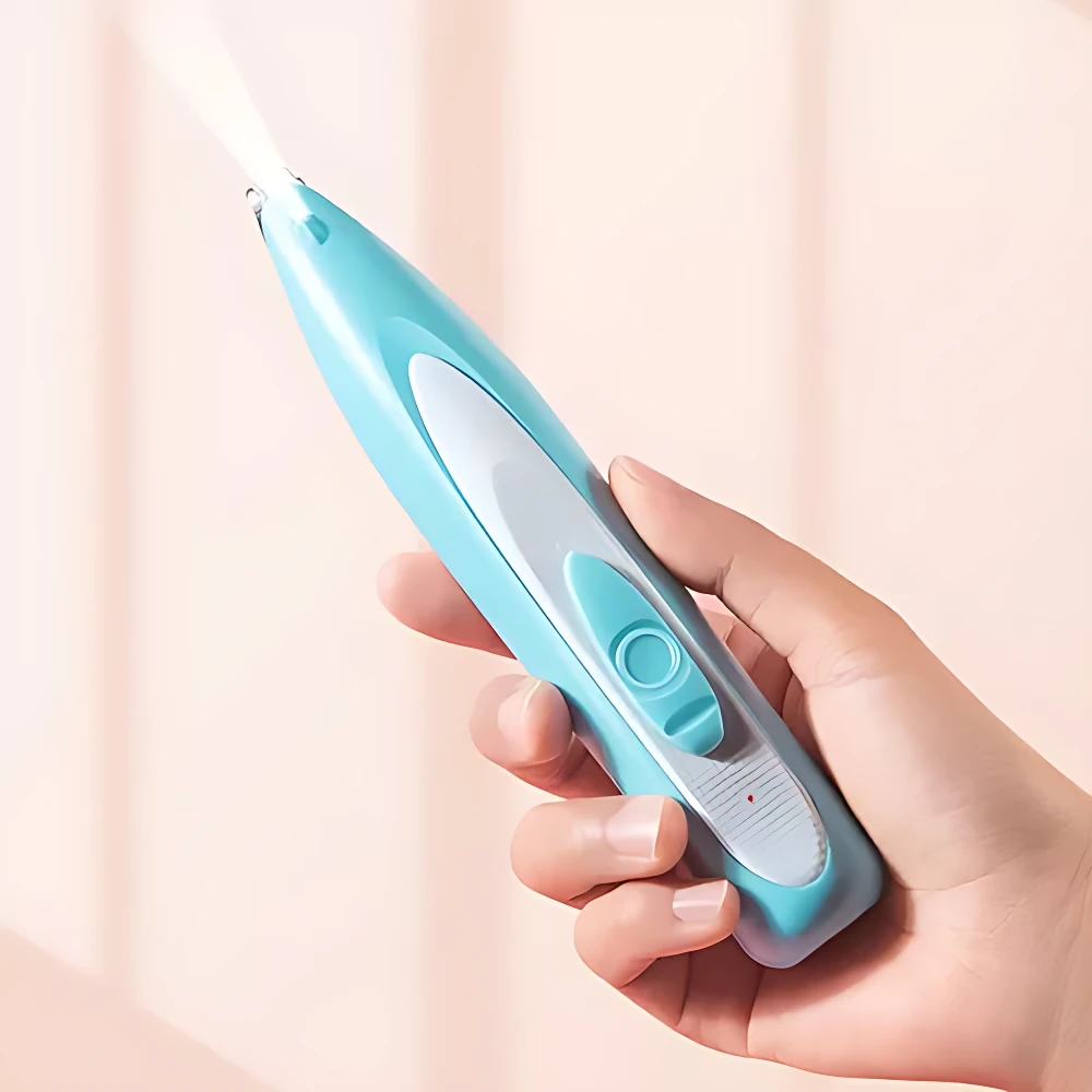 Afeitadora inalámbrica LED azul claro con luz frontal, ergonómica y compacta, sostenida en mano para uso en mascotas.
