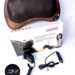 Almohada masajeador de color marrón con textura de malla, junto a su caja, cargador y adaptador de encendedor de auto.