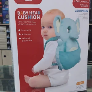 Almohada mochila azul con diseño de elefante para bebé, en caja de presentación con del producto y bebé usando el accesorio.
