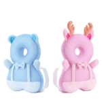 Almohada mochila antigolpes para bebé en azul y rosa, con diseño de animalito, orejas, cuernos y lazo, vista posterior sobre fondo blanco.
