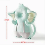 Almohada mochila ergonómica en color menta con medidas de 30 cm de alto por 20 cm de ancho, diseñada para proteger la cabeza del bebé al gatear.