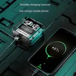 Auriculares M25 en color verde metálico con carcasa texturizada, conectados a un smartphone que muestra 81% de carga en pantalla.