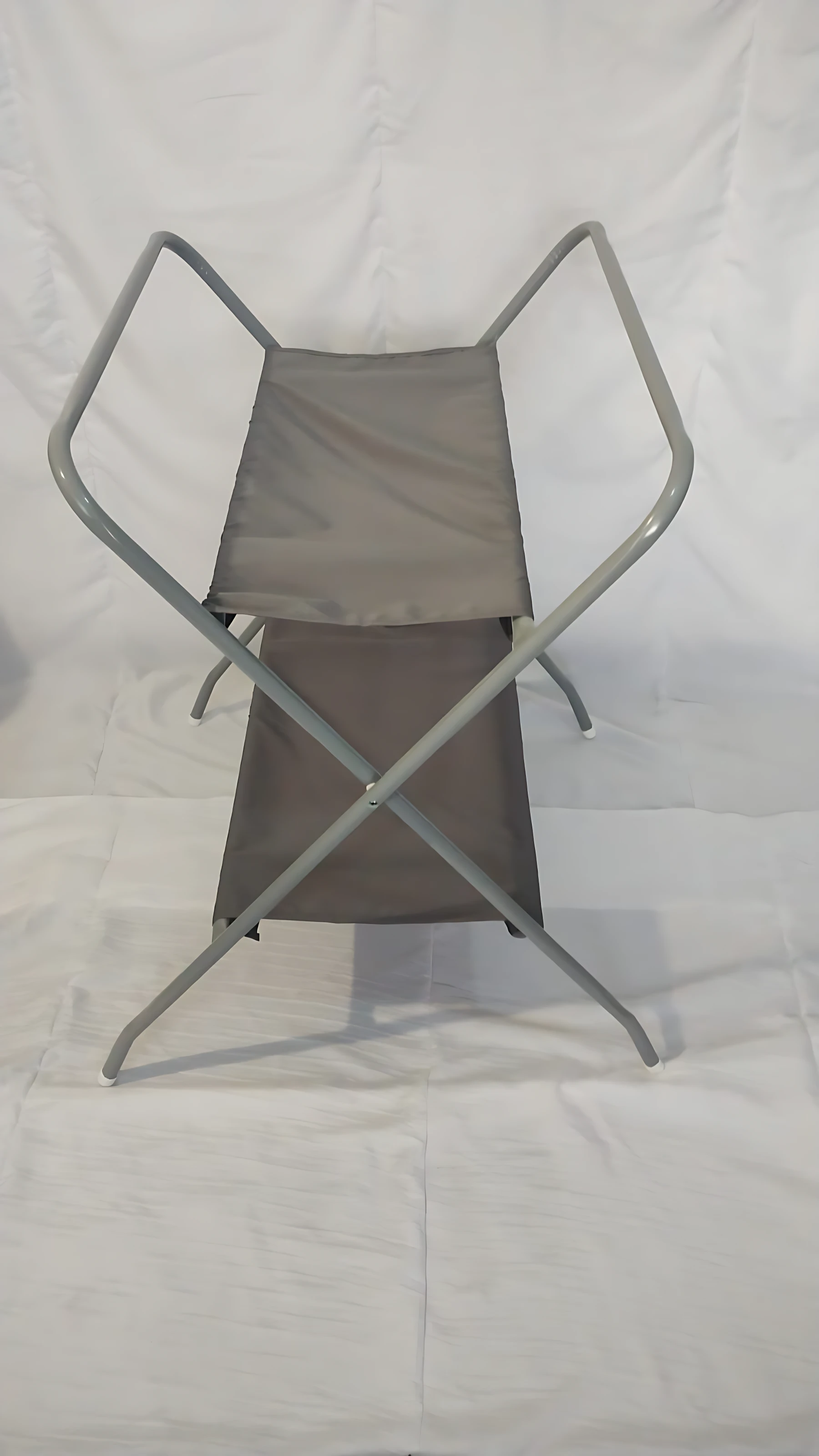 Soporte bañera ballena plegable con base metálica y tela gris, diseñado para elevar la tina y facilitar el baño del bebé.