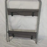 Soporte bañera ballena plegable con base metálica y dos estantes de tela gris para almacenamiento.