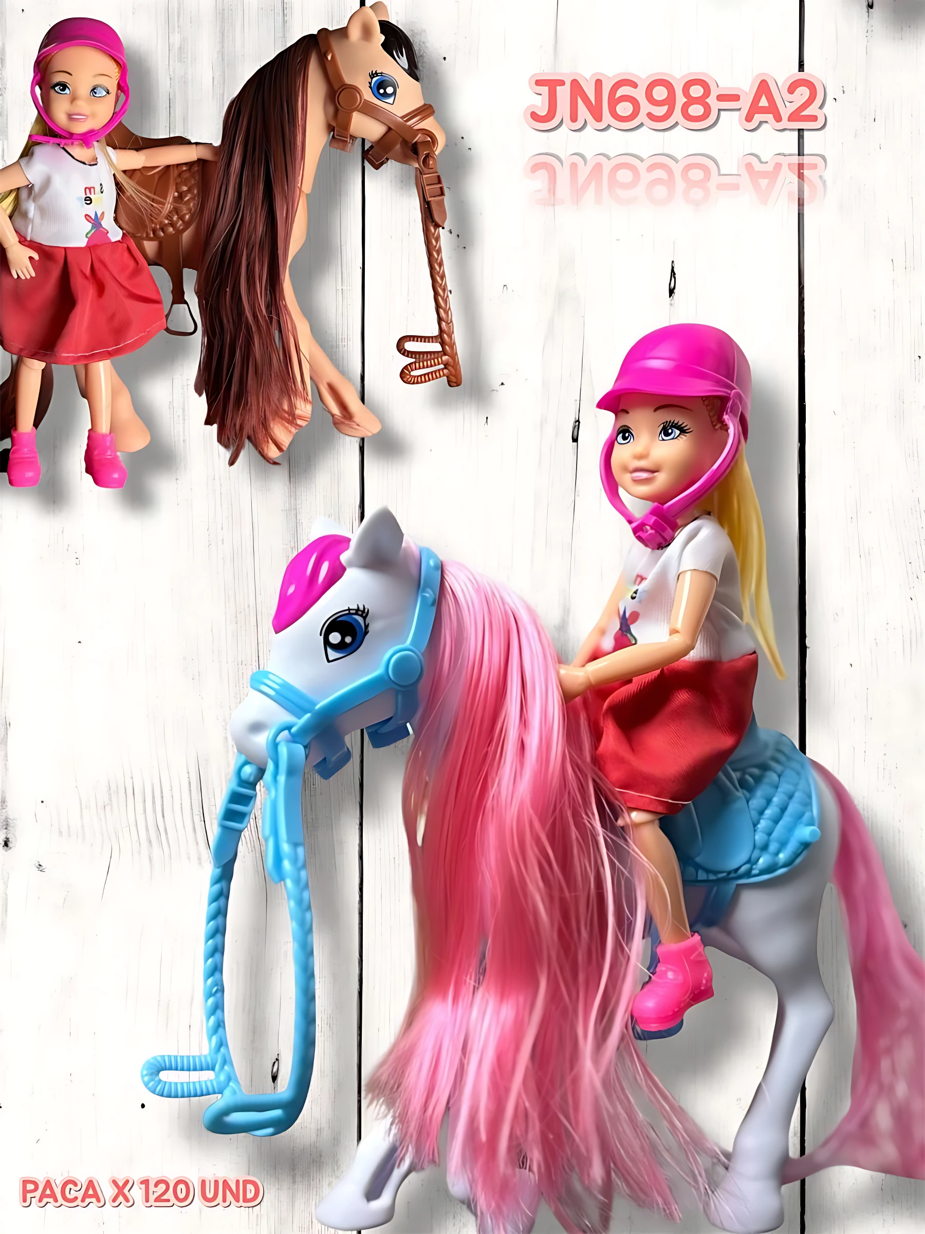 Barbie niña con casco rosa montando caballo de peluche blanco y rosa con brida azul, acompañado de cabeza de caballo marrón y accesorios ecuestres.
