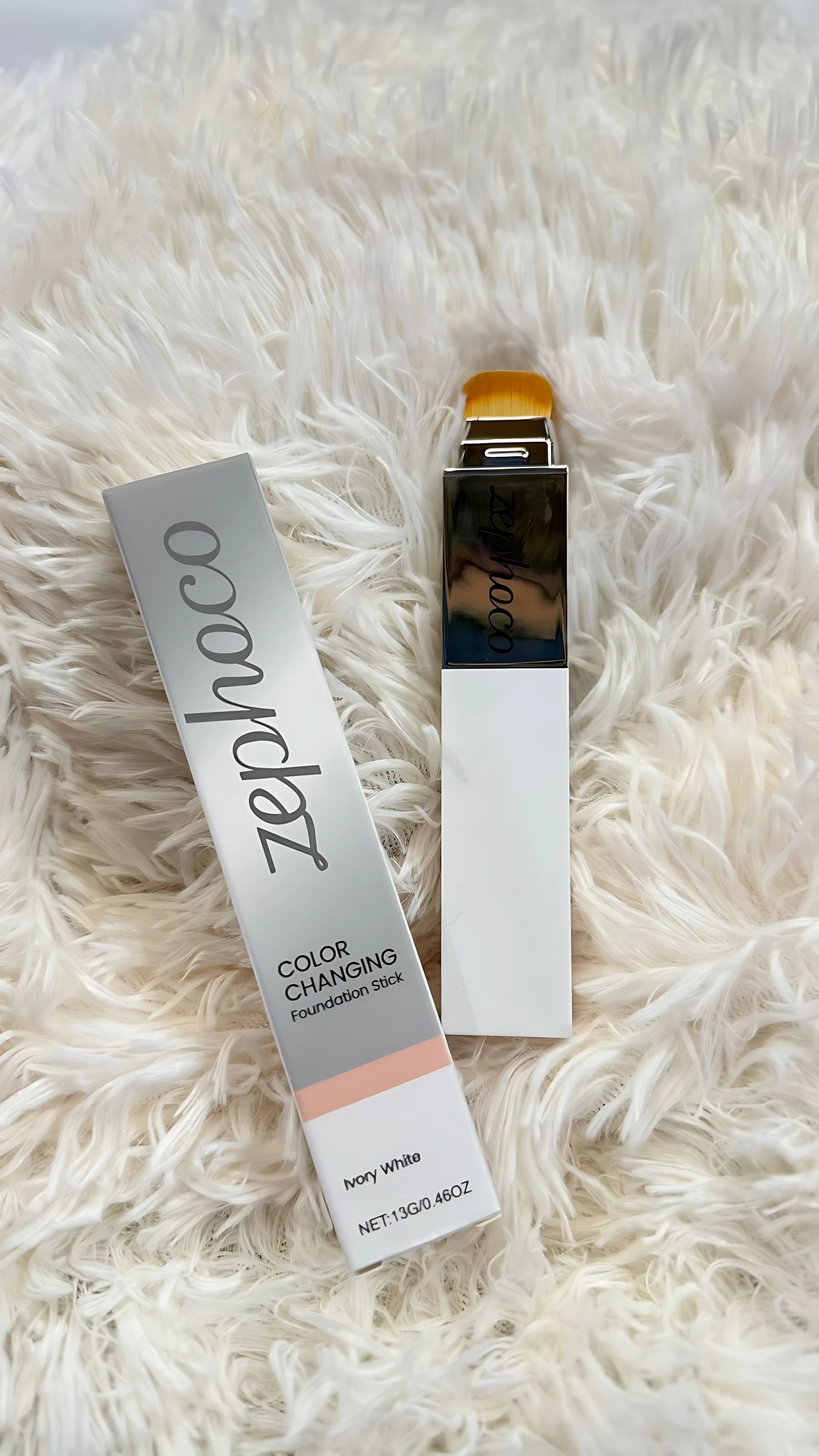 Base de maquillaje Zephco Color Changing en barra, tono Very White, con empaque blanco y dorado, sobre superficie de peluche blanco.