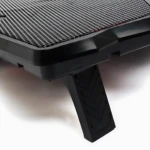 Base refrigerante Mikuso NCP-784 en color negro, vista lateral mostrando rejilla de ventilación y patas con textura antideslizante.