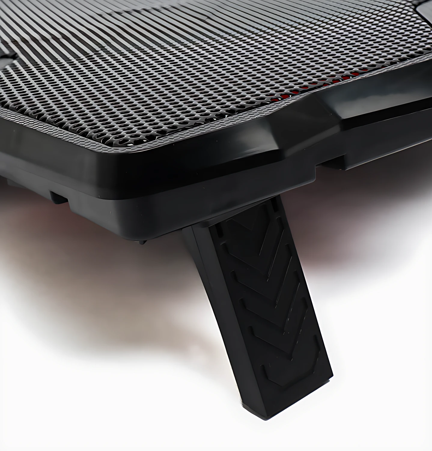 Base refrigerante Mikuso NCP-784 en color negro, vista lateral mostrando rejilla de ventilación y patas con textura antideslizante.