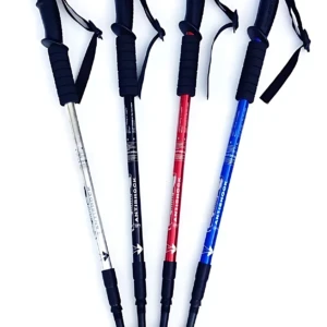 Cuatro bastones de trekking de aluminio ajustables en colores blanco, negro, rojo y azul, con empuñaduras ergonómicas y correas de seguridad.
