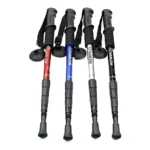 Cuatro bastones de trekking ajustables de aluminio en colores rojo, azul, blanco y negro, con empuñaduras ergonómicas y puntas antideslizantes, ideales para caminar en terrenos irregulares.