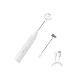 Batidora portátil blanca con dos accesorios intercambiables: batidor de alambre y espumador, junto con cable USB de carga.