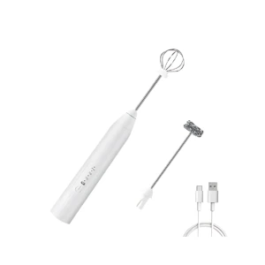 Batidora portátil blanca con dos accesorios intercambiables: batidor de alambre y espumador, junto con cable USB de carga.