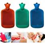 Tres bolsas de agua caliente de goma densa en rojo, verde y azul, con textura ribeteada y tapón ergonómico. Ideales para aliviar cólicos y dolores musculares.