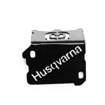 Protector de disco freno delantero Svartpilen en acero inoxidable, con logotipo Husqvarna en blanco sobre superficie negra brillante.