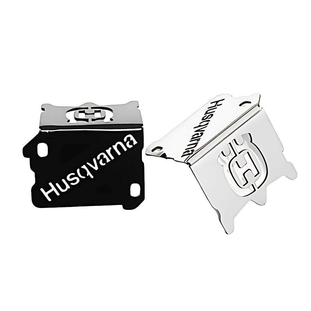 Dos protectores de disco delantero Svartpilen en acero inoxidable, uno negro y otro plateado, con logotipo Husqvarna y forma de escudo para evitar impactos.