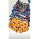 Set de dos boxers para niño con estampados de superhéroes y personajes animados, mostrando una variante amarilla con estrellas y otros diseños multicolores apilados.