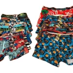 Set de dos boxers infantiles con estampados de superhéroes y personajes animados, apilados y visibles desde arriba.