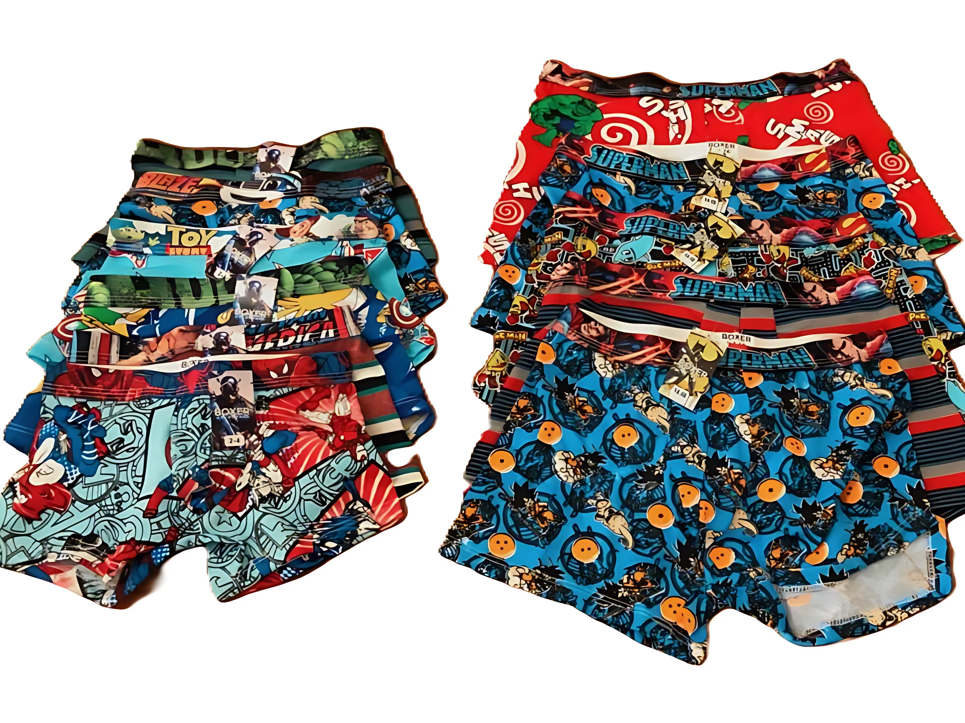 Set de dos boxers infantiles con estampados de superhéroes y personajes animados, apilados y visibles desde arriba.
