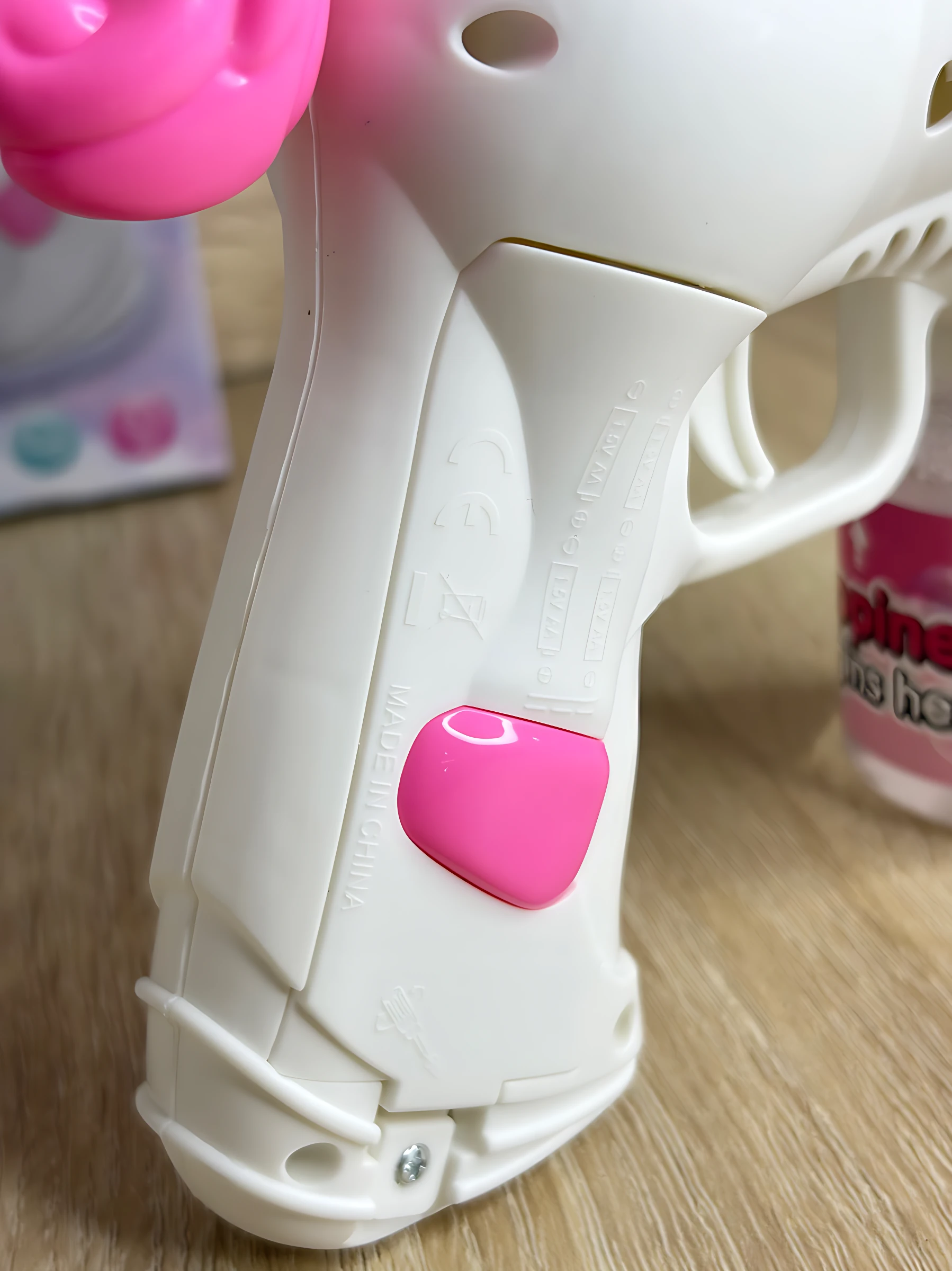 Burbujero automático blanco con detalles rosa, diseño de unicornio y gatillo ergonómico para fiestas infantiles.